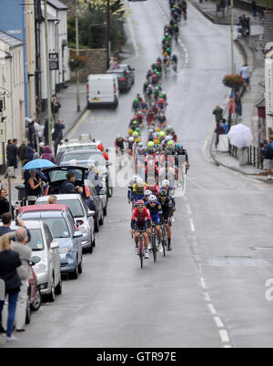 Honiton, Devon, UK, 9. September 2016. Die Tour of Britain, 6. Etappe Sidmouth, Haytor. Das Hauptfeld Köpfe unten einen nassen und windigen Honiton High Street. Bildnachweis: David Partridge / Alamy Live News Stockfoto