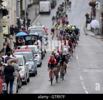 Honiton, Devon, UK, 9. September 2016. Die Tour of Britain, 6. Etappe Sidmouth, Haytor. Das Hauptfeld Köpfe unten einen nassen und windigen Honiton High Street. Bildnachweis: David Partridge / Alamy Live News Stockfoto