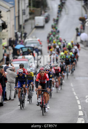 Honiton, Devon, UK, 9. September 2016. Die Tour of Britain, 6. Etappe Sidmouth, Haytor. Das Hauptfeld Köpfe unten einen nassen und windigen Honiton High Street. Bildnachweis: David Partridge / Alamy Live News Stockfoto