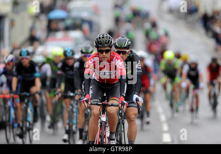 Honiton, Devon, UK, 9. September 2016. Die Tour of Britain, 6. Etappe Sidmouth, Haytor.  Tony Gallopin von Team Lotto-Soudal mitten in das Hauptfeld auf Honiton High Street. Bildnachweis: David Partridge / Alamy Live News Stockfoto