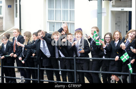 Honiton, Devon, UK, 9. September 2016. Die Tour of Britain, 6. Etappe Sidmouth, Haytor. Schülerinnen und Schüler Linie Honiton High Street Fahrer anfeuern. Bildnachweis: David Partridge / Alamy Live News Stockfoto