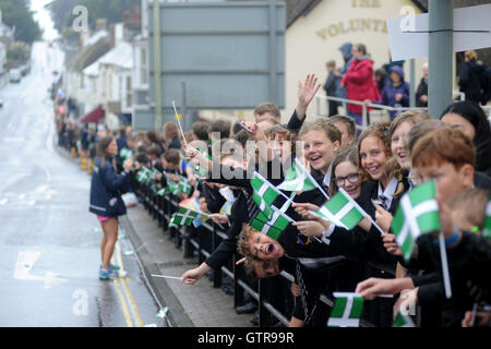 Honiton, Devon, UK, 9. September 2016. Die Tour of Britain, 6. Etappe Sidmouth, Haytor. Schülerinnen und Schüler Linie Honiton High Street Fahrer anfeuern. Bildnachweis: David Partridge / Alamy Live News Stockfoto