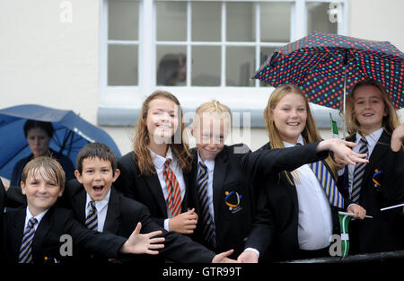 Honiton, Devon, UK, 9. September 2016. Die Tour of Britain, 6. Etappe Sidmouth, Haytor. Lokale Schulkinder Linie Honiton High Street um die Teilnehmer anzufeuern. Bildnachweis: David Partridge / Alamy Live News Stockfoto