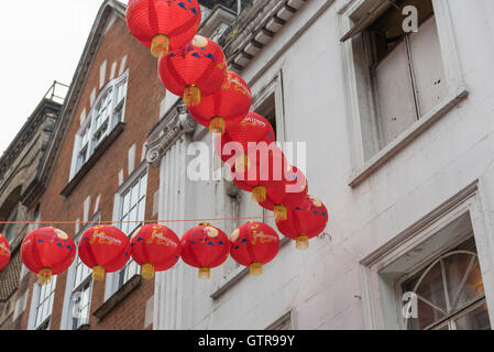 London, UK.  9. September 2016.  Bunten, traditionellen Papier-Laternen sind für das Mid-Autumn Festival in Chinatown gehangen.  Jährlich am 15. Tag des 8. Monats im Mondkalender statt, es ist das zweitwichtigste fest nach Chinese New Year und feiert Ernte und die hellen Erntemond.  Für viele Chinesen symbolisiert der Mond Wohlstand, Frieden und Wiedervereinigung. Bildnachweis: Stephen Chung / Alamy Live News Stockfoto