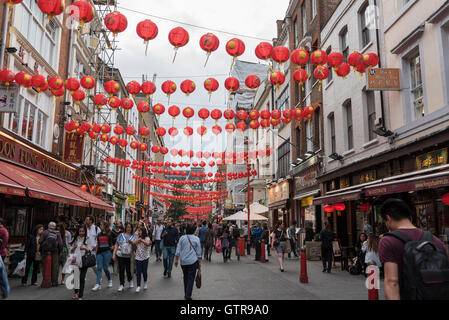 London, UK.  9. September 2016.  Bunten, traditionellen Papier-Laternen sind für das Mid-Autumn Festival in Chinatown gehangen.  Jährlich am 15. Tag des 8. Monats im Mondkalender statt, es ist das zweitwichtigste fest nach Chinese New Year und feiert Ernte und die hellen Erntemond.  Für viele Chinesen symbolisiert der Mond Wohlstand, Frieden und Wiedervereinigung. Bildnachweis: Stephen Chung / Alamy Live News Stockfoto