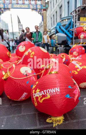 London, UK.  9. September 2016.  Bunten, traditionellen Papier-Laternen sind für das Mid-Autumn Festival in Chinatown gehangen.  Jährlich am 15. Tag des 8. Monats im Mondkalender statt, es ist das zweitwichtigste fest nach Chinese New Year und feiert Ernte und die hellen Erntemond.  Für viele Chinesen symbolisiert der Mond Wohlstand, Frieden und Wiedervereinigung. Bildnachweis: Stephen Chung / Alamy Live News Stockfoto