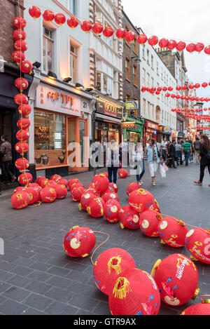 London, UK.  9. September 2016.  Bunten, traditionellen Papier-Laternen sind für das Mid-Autumn Festival in Chinatown gehangen.  Jährlich am 15. Tag des 8. Monats im Mondkalender statt, es ist das zweitwichtigste fest nach Chinese New Year und feiert Ernte und die hellen Erntemond.  Für viele Chinesen symbolisiert der Mond Wohlstand, Frieden und Wiedervereinigung. Bildnachweis: Stephen Chung / Alamy Live News Stockfoto