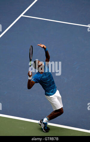 New York, Vereinigte Staaten von Amerika. 09. Sep, 2016. Gael Monfils Frankreichs diente während seiner Semi final-match gegen Novak Djokovic bei den Vereinigten Staaten Open Tennis Championships in Flushing Meadows, New York am Freitag, den 9. September. Djokovic gewann das Spiel in fünf Sätzen, um ins Finale zu gelangen. Bildnachweis: Adam Stoltman/Alamy Live-Nachrichten Stockfoto