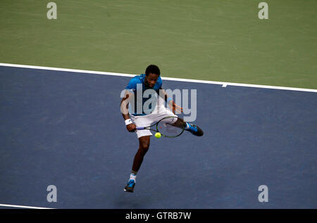 New York, Vereinigte Staaten von Amerika. 09. Sep, 2016. Gael Monfils Frankreichs reagiert auf einen Schuss während seiner Halbfinalspiel gegen Novak Djokovic bei den Vereinigten Staaten Open Tennis Championships in Flushing Meadows, New York am Freitag, den 9. September. Djokovic gewann das Spiel in fünf Sätzen, um ins Finale zu gelangen. Bildnachweis: Adam Stoltman/Alamy Live-Nachrichten Stockfoto