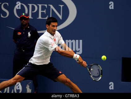 New York, Vereinigte Staaten von Amerika. 09. Sep, 2016. Novak Djokovic in seinem Halbfinale Spiel gegen Gael Monfils Frankreichs an die Vereinigten Staaten Open Tennis Championships in Flushing Meadows, New York am Freitag, den 9. September. Djokovic gewann das Match in vier Sätzen, um die endgültige Gutschrift zu gelangen: © Adam Stoltman/Alamy Live News Stockfoto