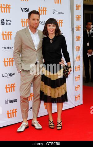 Toronto, ON, Canada. 9. September 2016. Ewan McGregor, Eve Mavrakis im Ankunftsbereich für AMERICAN PASTORAL Premiere beim Toronto International Film Festival 2016, Princess of Wales Theatre, Toronto, ON 9. September 2016. Bildnachweis: James Atoa/Everett Collection/Alamy Live-Nachrichten Stockfoto