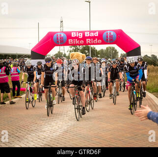 York, UK. 10. September 2016. Mehr als 400 Fahrer begeben Sie sich auf die großen schlecht Radtour, einer jährlichen gesponserte Radtour, die im Jahr 1991 eingerichtet wurde, um Geld für Ataxia UK, eine Wohltätigkeitsorganisation zu erhöhen, die Forschung in potenzielle Heilmittel für Friedreich Ataxie unterstützt. Die 2016 Fahrt dauert insgesamt auf über 1 Million Pfund angehoben... Foto Bailey-Cooper Fotografie/Alamy Live-Nachrichten Stockfoto