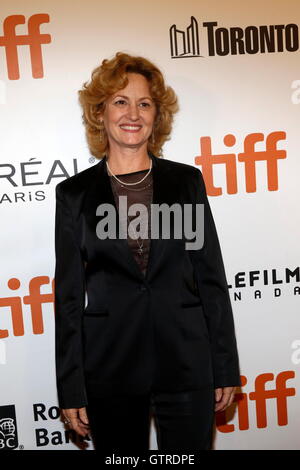 Toronto, Kanada. 09. Sep, 2016. Schauspielerin Melissa Leo kommt bei der Premiere von Snowden während des 41. Toronto International Film Festival, TIFF, bei Roy Thomson Hall in Toronto, Kanada, am 9. September 2016. Foto: Hubert Boesl - NO-Draht-SERVICE-/ Dpa/Alamy Live News Stockfoto