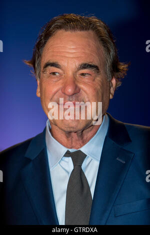 Toronto, Kanada. 09. Sep, 2016. Regisseur Oliver Stone kommt bei der Premiere von Snowden während des 41. Toronto International Film Festival, TIFF, bei Roy Thomson Hall in Toronto, Kanada, am 9. September 2016. Foto: Hubert Boesl - NO-Draht-SERVICE-/ Dpa/Alamy Live News Stockfoto