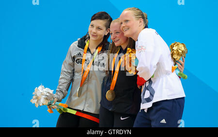 Denise Grahl (L) Deutschlands feiert ihre silberne Medaille nach dem Schwimmen - 50m Freistil - S7 mit ersten platzierten McKenzie Coan (M) der USA und dritte platzierte Susannah Rodgers Großbritannien GbR während der Rio 2016 Paralympischen Spiele, Rio De Janeiro, Brasilien, 9. September 2016. Foto: Kay Nietfeld/dpa Stockfoto