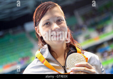 Denise Grahl Deutschlands feiert ihre silberne Medaille nach dem Schwimmen - 50m Freistil - S7 während der Rio 2016 Paralympischen Spiele, Rio De Janeiro, Brasilien, 9. September 2016. Foto: Kay Nietfeld/dpa Stockfoto