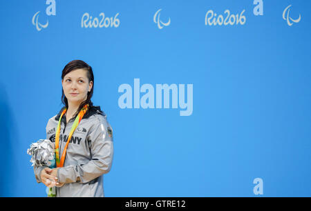 Denise Grahl Deutschlands feiert ihre silberne Medaille nach dem Schwimmen - 50m Freistil - S7 während der Rio 2016 Paralympischen Spiele, Rio De Janeiro, Brasilien, 9. September 2016. Foto: Kay Nietfeld/dpa Stockfoto