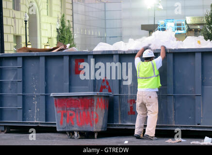 Washington, DC, USA. 09. Sep, 2016. Ein Bauarbeiter wirft Müll in einem Müllcontainer vor dem neuen Hotel von dem Unternehmer und republikanische Präsidentschaftskandidat Donald Trump in Washington, DC, USA, 9. September 2016. "Trump International Hotel" öffnet am 12. September 2016. Foto: MAREN HENNEMUTH/Dpa/Alamy Live News Stockfoto