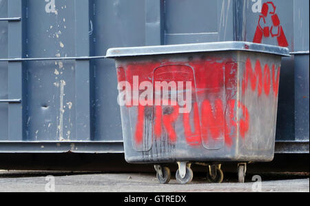 Washington, DC, USA. 09. Sep, 2016. Ein kleiner Müllcontainer geschrieben mit "Trumpf" vor dem neuen Hotel von dem Unternehmer und republikanische Präsidentschaftskandidat Donald Trump in Washington, DC, USA, 9. September 2016 gesehen werden kann. "Trump International Hotel" öffnet am 12. September 2016. Foto: MAREN HENNEMUTH/Dpa/Alamy Live News Stockfoto