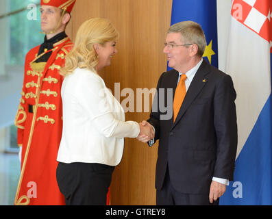 Zagreb, Kroatien. 10. September 2016. Internationale Olympische Komitee (IOC) President Thomas Bach (R) schüttelt Hände mit kroatischen Präsidenten Kolinda Grabar-Kitarovic auf das Präsidentenamt in Zagreb, Kroatien, 10. September 2016. Bach in Zagreb zur Zeremonie anlässlich des 25. Jahrestages des kroatischen Olympischen Komitees angekommen. Bildnachweis: Miso Lisanin/Xinhua/Alamy Live-Nachrichten Stockfoto