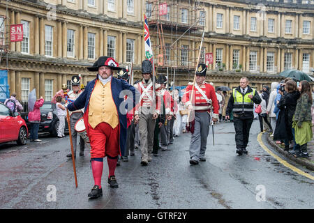 Bath, Großbritannien. 10. September 2016. Jane Austen Fans sind abgebildet, Teilnahme an der Welt berühmte Grand Regency kostümiert Promenade. Die Promenade ist Teil der Jane Austen Festival eine Prozession durch die Straßen von Bad und die Teilnehmer kommen aus der ganzen Welt Kleid in Kostümen aus dem 18. Jahrhundert. Bildnachweis: Lynchpics/Alamy Live-Nachrichten Stockfoto