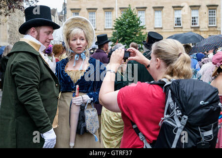 Bath, Großbritannien. 10. September 2016. Jane Austen Fans sind abgebildet, Teilnahme an der Welt berühmte Grand Regency kostümiert Promenade. Die Promenade ist Teil der Jane Austen Festival eine Prozession durch die Straßen von Bad und die Teilnehmer kommen aus der ganzen Welt Kleid in Kostümen aus dem 18. Jahrhundert. Bildnachweis: Lynchpics/Alamy Live-Nachrichten Stockfoto