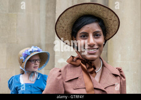 Bath, Großbritannien. 10. September 2016. Jane Austen Fans sind abgebildet, Teilnahme an der Welt berühmte Grand Regency kostümiert Promenade. Die Promenade ist Teil der Jane Austen Festival eine Prozession durch die Straßen von Bad und die Teilnehmer kommen aus der ganzen Welt Kleid in Kostümen aus dem 18. Jahrhundert. Bildnachweis: Lynchpics/Alamy Live-Nachrichten Stockfoto