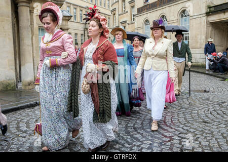 Bath, Großbritannien. 10. September 2016. Jane Austen Fans sind abgebildet, Teilnahme an der Welt berühmte Grand Regency kostümiert Promenade. Die Promenade ist Teil der Jane Austen Festival eine Prozession durch die Straßen von Bad und die Teilnehmer kommen aus der ganzen Welt Kleid in Kostümen aus dem 18. Jahrhundert. Bildnachweis: Lynchpics/Alamy Live-Nachrichten Stockfoto