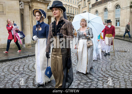 Bath, Großbritannien. 10. September 2016. Jane Austen Fans sind abgebildet, Teilnahme an der Welt berühmte Grand Regency kostümiert Promenade. Die Promenade ist Teil der Jane Austen Festival eine Prozession durch die Straßen von Bad und die Teilnehmer kommen aus der ganzen Welt Kleid in Kostümen aus dem 18. Jahrhundert. Bildnachweis: Lynchpics/Alamy Live-Nachrichten Stockfoto