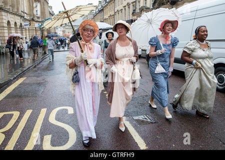 Bath, Großbritannien. 10. September 2016. Jane Austen Fans sind abgebildet, Teilnahme an der Welt berühmte Grand Regency kostümiert Promenade. Die Promenade ist Teil der Jane Austen Festival eine Prozession durch die Straßen von Bad und die Teilnehmer kommen aus der ganzen Welt Kleid in Kostümen aus dem 18. Jahrhundert. Bildnachweis: Lynchpics/Alamy Live-Nachrichten Stockfoto