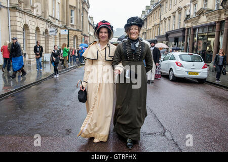 Bath, Großbritannien. 10. September 2016. Jane Austen Fans sind abgebildet, Teilnahme an der Welt berühmte Grand Regency kostümiert Promenade. Die Promenade ist Teil der Jane Austen Festival eine Prozession durch die Straßen von Bad und die Teilnehmer kommen aus der ganzen Welt Kleid in Kostümen aus dem 18. Jahrhundert. Bildnachweis: Lynchpics/Alamy Live-Nachrichten Stockfoto