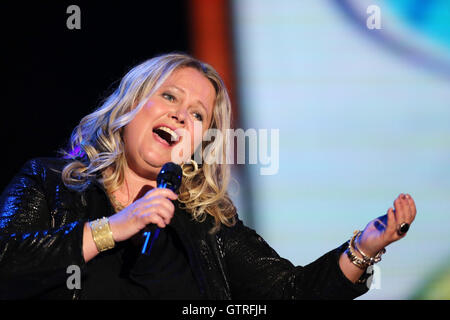 Zwickau, Deutschland. 7. Sep, 2016. Norwegische Sängerin Anita Hegerland während der Generalprobe führt für die TV-show "Stefanie Hertel - Meine Sterne" (lit.) "Meine Stars") in Zwickau, Deutschland, 7. September 2016. Die Show mit verschiedenen musikalischen Gästen wird am 10. September 2016 im MDR Fernsehen ausgestrahlt. Foto: JAN WOITAS/Dpa/Alamy Live News Stockfoto