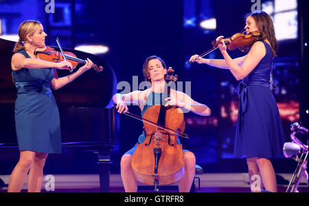 Zwickau, Deutschland. 7. Sep, 2016. Der Zeichenkette-Quartett Salut Salon während der Generalprobe führt für die TV-show "Stefanie Hertel - Meine Sterne" (lit.) "Meine Stars") in Zwickau, Deutschland, 7. September 2016. Die Show mit verschiedenen musikalischen Gästen wird am 10. September 2016 im MDR Fernsehen ausgestrahlt. Foto: JAN WOITAS/Dpa/Alamy Live News Stockfoto