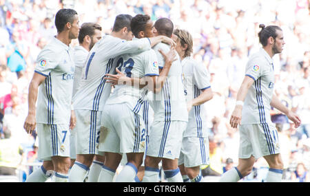 Madrid, Spanien. 10. September 2016. Real Madrid-Spieler feiern ihren dritten Ziel während des Fußballspiels der dritten Runde der Saison 2016/2017 der spanischen Liga "La Liga" zwischen Real Madrid und Club Atletico Osasuna im Santiago-Bernabéu-Stadion am 10. September 2016 in Madrid, Spanien. Bildnachweis: David Gato/Alamy Live-Nachrichten Stockfoto