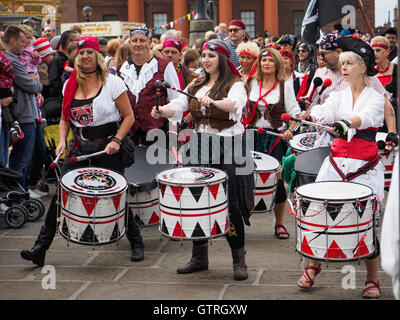 Liverpool, Vereinigtes Königreich. 10. September 2016. Piraten-Festival an der Albert Dock-Liverpool-UK. Ein Familien-Event mit einem Meerjungfrauen und Piraten-Parade. 10. September 2016 Kredit: ALAN EDWARDS/Alamy Live-Nachrichten Stockfoto