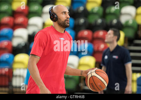 London, UK, 10. September 2016. GB-Männer gegen Ungarn. GB Männer Teddy Okereafor Aufwärmen vor dem Spiel.  © Pmgimaging/Alamy Live-Nachrichten Stockfoto