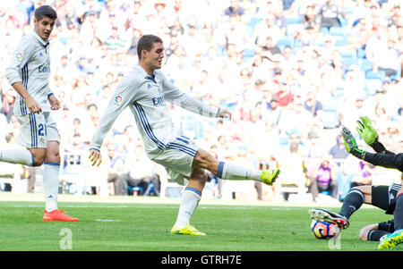 Madrid, Spanien. 10. September 2016. Mateo Kovacic (Mildfierder, Real Madrid) Aufnahmen den Ball während des Fußballspiels der dritten Runde der Saison 2016/2017 der spanischen Liga "La Liga" zwischen Real Madrid und Club Atletico Osasuna im Santiago-Bernabéu-Stadion am 10. September 2016 in Madrid, Spanien. Bildnachweis: David Gato/Alamy Live-Nachrichten Stockfoto