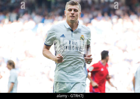 Madrid, Spanien. 10. September 2016. Toni Kroos (Mildfierder, Real Madrid) während des Fußballspiels der dritten Runde der Saison 2016/2017 der spanischen Liga "La Liga" zwischen Real Madrid und Club Atletico Osasuna im Santiago-Bernabéu-Stadion am 10. September 2016 in Madrid, Spanien. Bildnachweis: David Gato/Alamy Live-Nachrichten Stockfoto