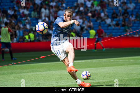 Madrid, Spanien. 10. September 2016. Gareth Bale (Forward, Real Madrid) Züge während des Fußballspiels der dritten Runde der Saison 2016/2017 der spanischen Liga "La Liga" zwischen Real Madrid und Club Atletico Osasuna im Santiago-Bernabéu-Stadion am 10. September 2016 in Madrid, Spanien. Bildnachweis: David Gato/Alamy Live-Nachrichten Stockfoto