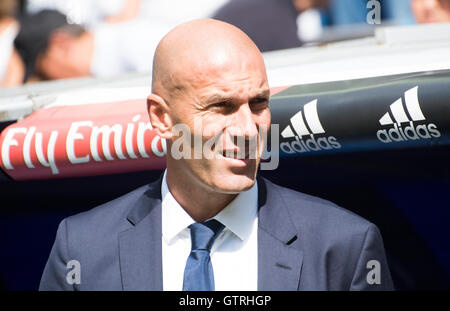 Madrid, Spanien. 10. September 2016. Zinedine Zidane (Trainer, Real Madrid) während des Fußballspiels der dritten Runde der Saison 2016/2017 der spanischen Liga "La Liga" zwischen Real Madrid und Club Atletico Osasuna im Santiago-Bernabéu-Stadion am 10. September 2016 in Madrid, Spanien. Bildnachweis: David Gato/Alamy Live-Nachrichten Stockfoto