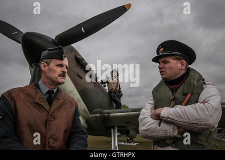 Spitfire-Crew und Pilotenreenaktoren. 2. Weltkrieg, Schlacht von Großbritannien Kampfflugzeug Szenario. Schlechtes Wetter Stockfoto