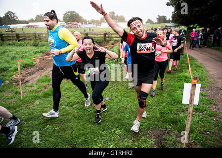 Cheshire, UK 10. September 2016.   Teilnehmer des Kurses Tough Mudder North West beginnen 2016 10/09/2016 Credit: Gary Mather/Alamy Live News Stockfoto