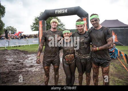 Cheshire, UK 10. September 2016. Team von vier an der Fimish der Tough Mudder North West 2016 10/09/2016 Credit: Gary Mather/Alamy Live News Stockfoto