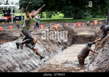 Cheshire, UK 10. September 2016. Teilnehmer springt ins Wasser an Tough Mudder North West 2016 10/09/2016 Credit: Gary Mather/Alamy Live News Stockfoto