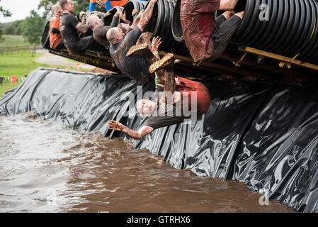 Cheshire, UK 10. September 2016. Konkurrent schwappt aus ins Wasser bei Tough Mudder North West 2016 10/09/2016 Credit: Gary Mather/Alamy Live News Stockfoto