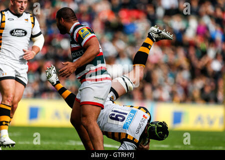 Wellford Straße, Leicester, UK. 10. September 2016. Aviva Premiership Rugby. Leicester Tigers gegen Wespen. James Gaskell von Wespen landet stark nach in Angriff genommen in der Luft von Ellis Genge von Leicester Tigers. Genge erhielt eine gelbe Karte für die Straftat. Endstand: Leicester Tigers 22-34 Wespen. Bildnachweis: Aktion Plus Sport/Alamy Live-Nachrichten Stockfoto