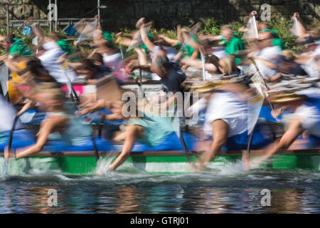 Mülheim an der Ruhr, Nordrhein-Westfalen, Deutschland. 10. September 2016. Langzeitbelichtung, Bewegungsunschärfe. Etwa 100 Teams nehmen Teil in das 20. Drachenbootfestival am Fluss Ruhr in Mülheim/Ruhr. Es findet 10 und 11. September 2016. Bildnachweis: Bettina Strenske/Alamy Live-Nachrichten Stockfoto