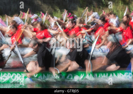 Mülheim an der Ruhr, Nordrhein-Westfalen, Deutschland. 10. September 2016. Langzeitbelichtung, Bewegungsunschärfe. Etwa 100 Teams nehmen Teil in das 20. Drachenbootfestival am Fluss Ruhr in Mülheim/Ruhr. Es findet 10 und 11. September 2016. Bildnachweis: Bettina Strenske/Alamy Live-Nachrichten Stockfoto