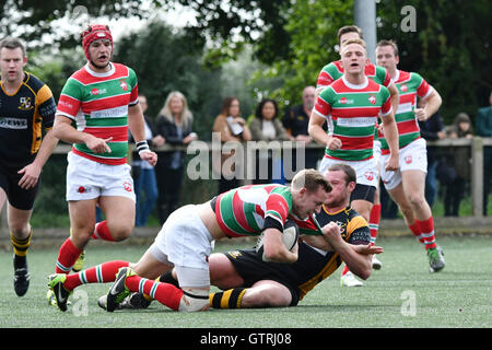 Stockport UK 10. September 2016 Aktion aus dem Spiel zwischen Burnage (in schwarz und gelb) und Warrington (in rot-grün und weiß) in Liga 1 Nordwest, die Burnage 20-16 gewann. Stockfoto