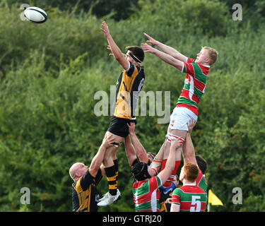 Stockport UK 10. September 2016 Aktion aus dem Spiel zwischen Burnage (in schwarz und gelb) und Warrington (in rot-grün und weiß) in Liga 1 Nordwest, die Burnage 20-16 gewann. Stockfoto